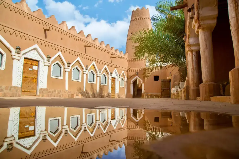 مبنى طيني تقليدي بنقوش هندسية على جدرانه في السعودية