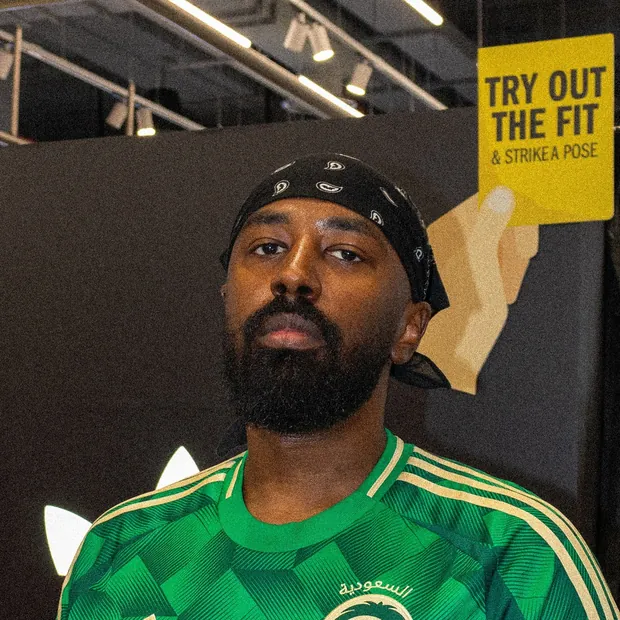 xzit_thamer، مبدع محتوى ألعاب، يرتدي قميص المنتخب السعودي