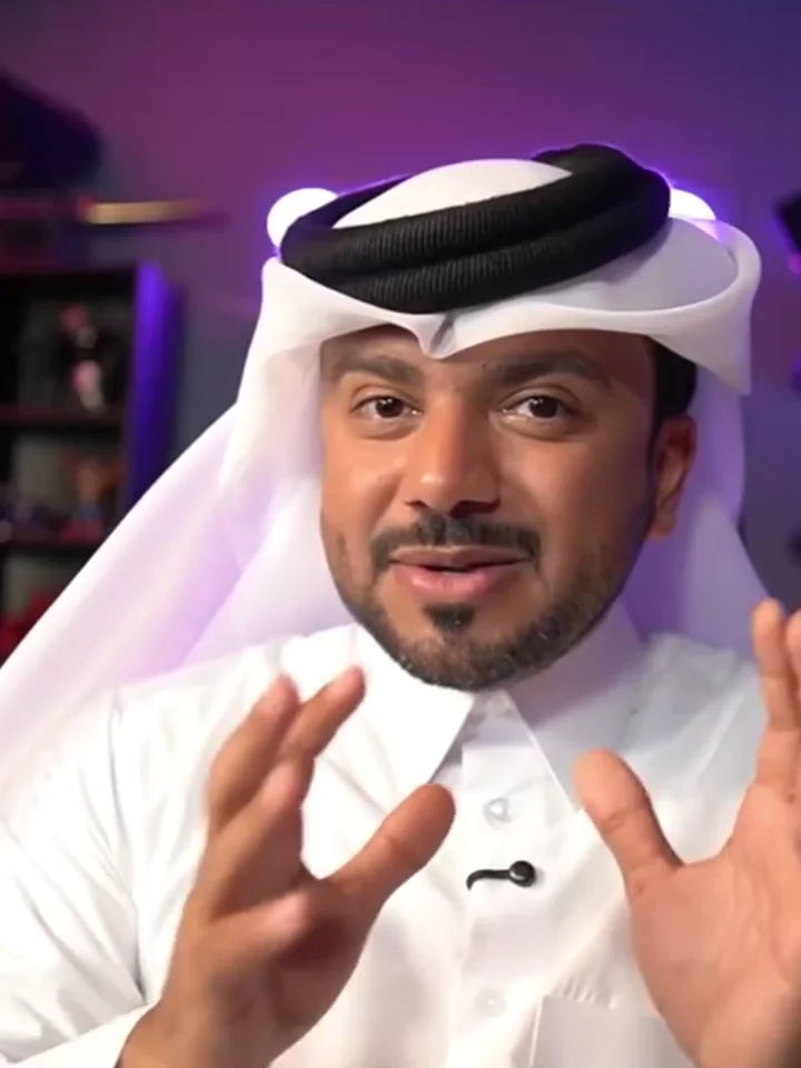 مبدع عربي يصور مقطع فيديو قصيرا في استوديو ويشير بيديه أثناء الحديث